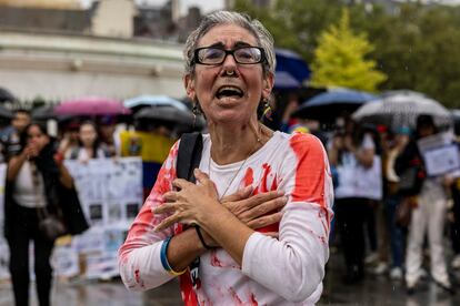 Una mujer participa en una concentración en París, Francia, el día 17 de agosto de 2024. 