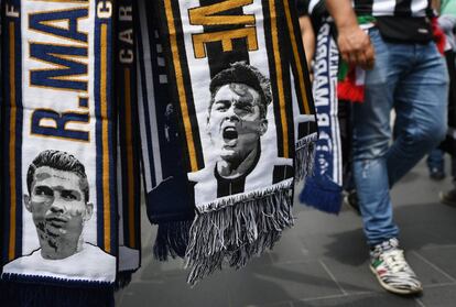 Bufandas del Real Madrid y del Juventus a la venta en una calle en Cardiff.