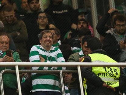 El presidente del Sporting, de verde y blanco, en las gradas de los hinchas de su equipo en el campo del Benfica.