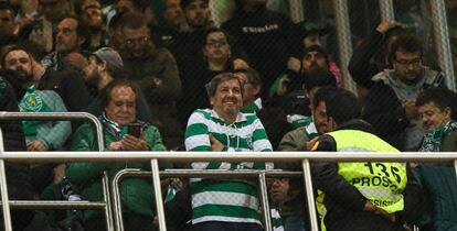 El presidente del Sporting, de verde y blanco, en las gradas de los hinchas de su equipo en el campo del Benfica.