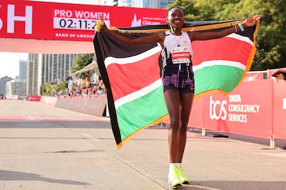 Ruth Chepngetich celebra la victoria en la maratón de Chicago.