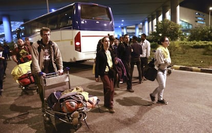 Els primers trenta-set espanyols, incloent-hi un nadó, evacuats de Katmandú (Nepal).