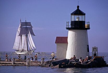 El barco Shenandoah se aproxima al faro de Brant Point, en la isla de Nantucket.