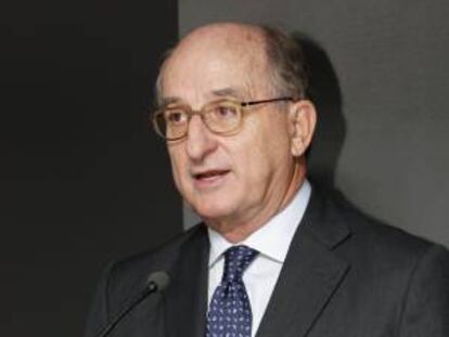 El presidente de Repsol, Antonio Brufau, durante la rueda de prensa que ofreció hoy en Las Palmas de Gran Canaria para explicar los proyectos de la compañía para buscar yacimientos de hidrocarburos en aguas cercanas a las islas de Lanzarote y Fuerteventura, a los que se oponen las principales instituciones de Canarias.
