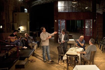 Oriol Broggi, en un ensayo de <i>Luces de bohemia,</i> de Valle-Inclán, en la Biblioteca de Catalunya.