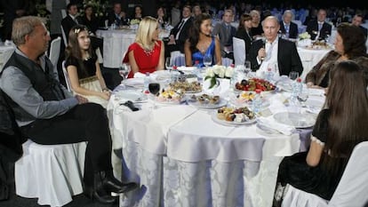 Ornella Muti, de rojo, en la mesa presidida por Putin la noche en que supuestamente estaba enferma.