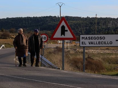 Dos de los 16 habitantes censados de Toril (Teruel), uno de los pueblos de la zona que est&aacute;n pr&aacute;cticamente despoblados.
 