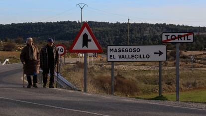 Dos de los 16 habitantes censados de Toril (Teruel), uno de los pueblos de la zona que est&aacute;n pr&aacute;cticamente despoblados.
 