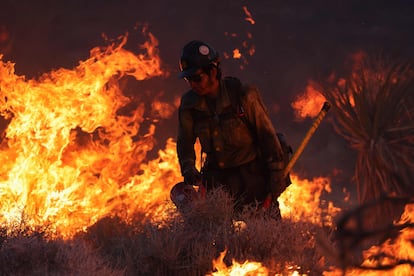 Un bombero actúa contra las llamas en el desierto de Mojave, en el Mojave National Preserve (California).