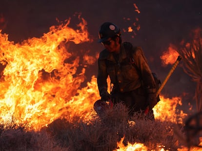Un bombero actúa contra las llamas en el desierto de Mojave, en el Mojave National Preserve (California).