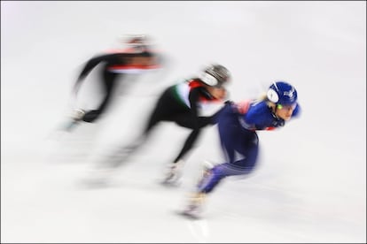 Elise Christie, da Grã Bretanha (d), durante um treinamento de patinação de velocidade em pista curta em Gangneung, neste 13 de fevereiro de 2018.