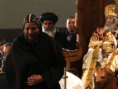 Un cristiano copto llora tras rendir homenaje al fallecido papa Shenuda III, engalanado con sus mejores ropas y sentado en su trono en El Cairo.