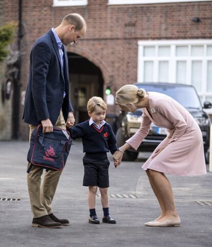 Helen Haslem del Thomas's Battersea trata de animar a Jorge, de la mano de su padre, a su llegada a la escuela.