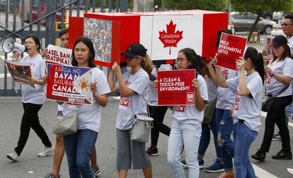 Manifestantes piden que Canadá retire los contenedores de basura, este viernes en Manila.