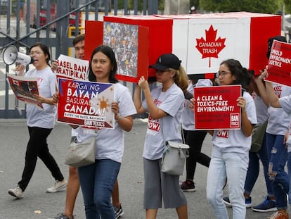 Manifestantes piden que Canadá retire los contenedores de basura, este viernes en Manila. 