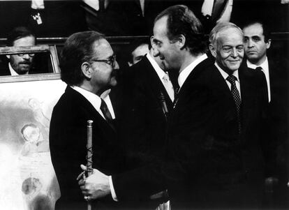Carlos Fuentes es felicitado por el Rey, tras la entrega del premio Cervantes en abril de 1988.