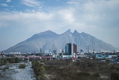 La montaña y el río son parte de la geografía básica de Monterrey. En las portadas de los discos y en las letras de las cumbias tradicionales son una constante las referencias al río Magdalena o a la Sierra de San Jacinto, el paisaje del interior del Caribe colombiano.