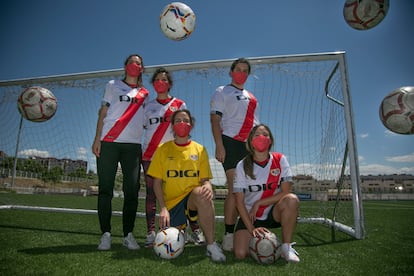 Cinco de las integrantes del equipo femenino de fútbol adaptado del Rayo Vallecano en la Ciudad Deportiva.