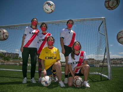 Cinco de las integrantes del equipo femenino de fútbol adaptado del Rayo Vallecano en la Ciudad Deportiva.