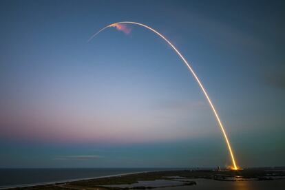 Despegue del cohete Falcon que transportaba un satélite de telecomunicaciones lanzamiento desde Cabo Cañaveral (Estados Unidos).