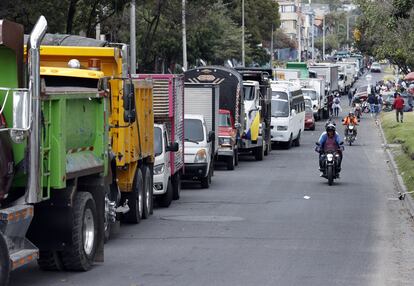 Camiones bloquean una calle en Bogotá, el 5 de septiembre.