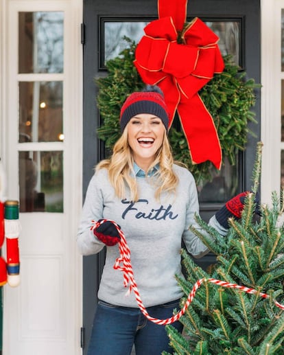 Reese Witherspoon es una de las estrellas de Hollywood que más disfruta de las fiestas de fin de año. En esta ocasión, la intérprete de 'Legalmente rubia', aún no ha publicado toda la decoración desplegada en su casa de Los Ángeles, pero sí ha hecho alusión al inicio de los preparativos: "Creo que encontré el árbol perfecto. Ahora es momento de decorarlo", ha publicado la actriz junto a una fotografía frente a una guirnalda navideña, un muñeco de plomo y el árbol en cuestión.