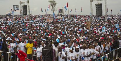 Seguidores del presidente de Ruanda, Paul Kagame, durante la campa&ntilde;a electoral en Kigali este mi&eacute;rcoles.