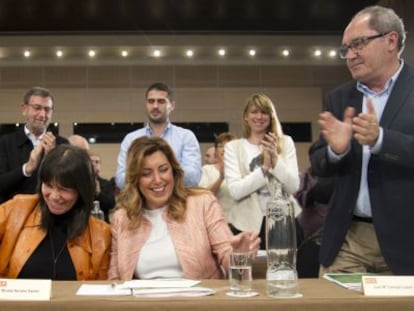 Susana Díaz, entre Micaela Navarro y Juan Cornejo.