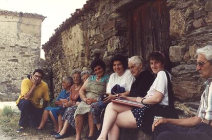 Segunda campaña del proyecto Coser, en julio de 1991, para investigar el uso de los pronombres. La foto fue tomada en Berrocal de Salvatierra (Salamanca) y en ella se ve a varias vecinas del pueblo con los encuestadores.