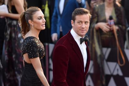 Armie Hammer y Elizabeth Chambers, en la alfombra roja de los Oscar de 2018, en Hollywood.