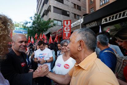 El secretario general de la UGT, Pepe Álvarez y el de CC OO, Unai Sordo, se saludan frente a la sede de CEOE en Madrid.