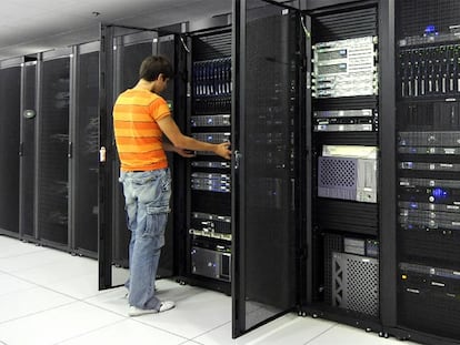 Armarios de servidores de la empresa española Nexica, dedicada al alojamiento de datos.