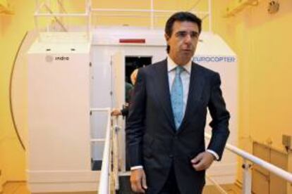 Foto cedida por el Ministerio de Industria de su responsable, José Manuel Soria, durante la visita realizada hoy en Pekín a las instalaciones de la empresa española INDRA.