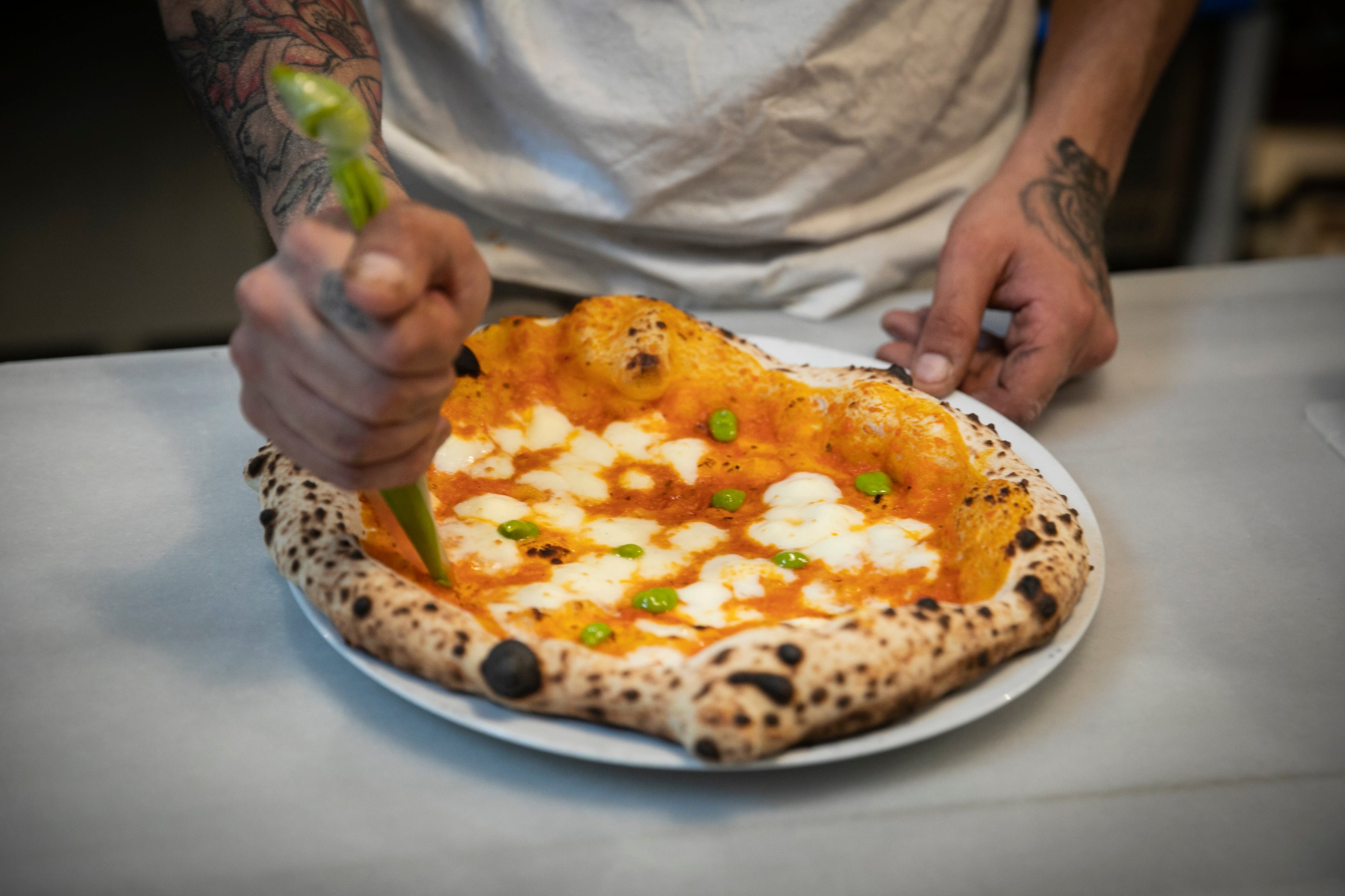 Pizza de salsa de tomates cherry asados, mozzarella y holandesa de albahaca, de Sartoria Panatieri, en Barcelona.