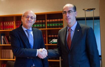 El fiscal jefe de Galicia, a la izquierda, con el consejero de Sanidad de la Xunta durante la firma de un convenio.