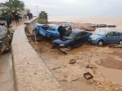 Coches arrastrados por las fuertes lluvias en el municipio de Alcanar (Tarragona), el pasado septiembre.