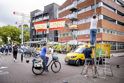 Aficionados cuelgan una bandera en las calles de Utrecht, antes del inicio de la primera jornada de la Vuelta a España, este viernes. Los tres primeros días de la prueba ciclista se disputarán en suelo holandés.
