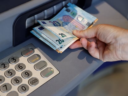 MADRID, 04/08/2021.- Una persona saca dinero de un cajero de una entidad bancaria. EFE/Emilio Naranjo