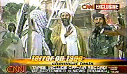 Osama Bin Laden (centro), en uno de los vdeos de Al Qaeda localizados por la cadena estadounidense CNN.