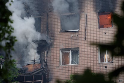 Uno de los edificios que ha sufrido el ataque contra Járkov de esta madrugada.