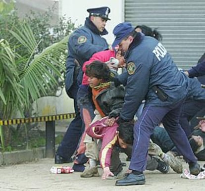 Policías detienen a unos jóvenes que intentaban saquear un comercio en la capital del país