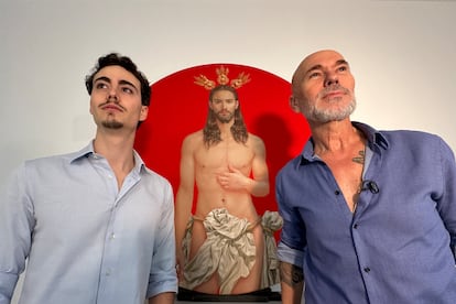 La imagen de Cristo para el cartel de la Semana Santa de Sevilla de 2024, a cargo del pintor sevillano Salustiano García (a la derecha), que, con su hijo Horacio (a la izquierda) como modelo, se ha hecho viral en redes sociales.
