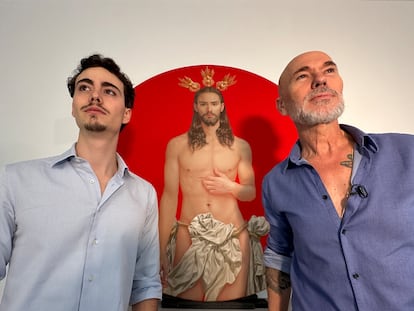 La imagen de Cristo para el cartel de la Semana Santa de Sevilla de 2024, a cargo del pintor sevillano Salustiano García (a la derecha), que, con su hijo Horacio (a la izquierda) como modelo, se ha hecho viral en redes sociales.