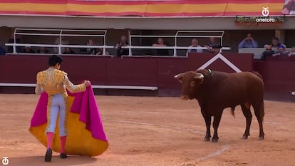 Marco Pérez, ante su primer novillo la tarde de su presentación con picadores.