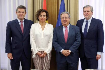La ministra de Sanidad, Dolors Montserrat, junto a los ministros de Justicia, Rafael Catalá; Interior, Juan Ignacio Zoido; y Educación y Cultura, Íñigo Méndez de Vigo, antes de la reunión interministerial.