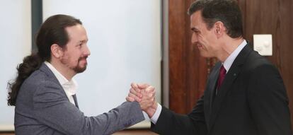 El presidente del Gobierno en funciones, Pedro Sánchez (dech.) y el secretario general de Podemos, Pablo Iglesias (izq).