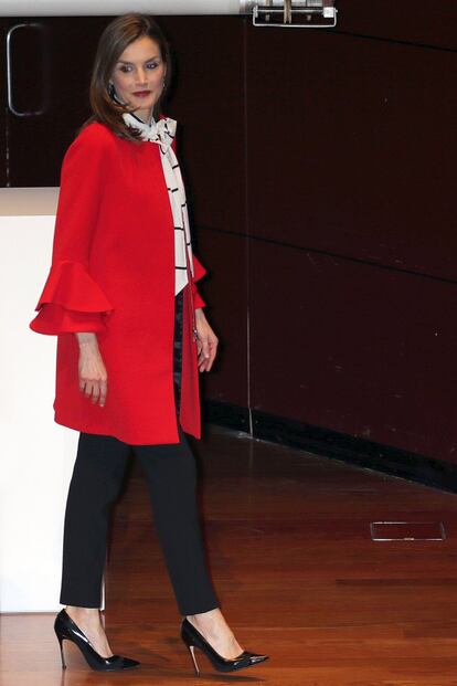 Dar más de un uso a sus prendas también es habitual en la reina Letizia, que ya ha lucido este abrigo rojo de Zara más de una vez. La esposa de Felipe VI, que en la foto lleva el abrigo durante la entrega de las acreditaciones correspondientes a la séptima promoción de embajadores honorarios de la Marca España, en el Museo Reina Sofía de Madrid el pasado 14 de marzo, consiguió que esta prenda fuera éxito de ventas.