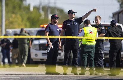 Agentes en la zona del tiroteo, la iglesia baptista de Sutherland Springs, en Texas.