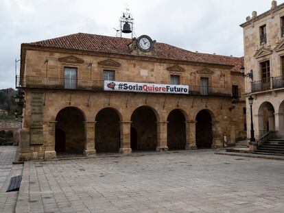 La plaza del Ayuntamiento de Soria vacía, el jueves por la mañana.