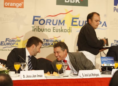 Iñigo Urkullu (derecha) conversa con su antecesor, Josu Jon Imaz, ahora presidente de Petronor, en el acto celebrado ayer en Bilbao.